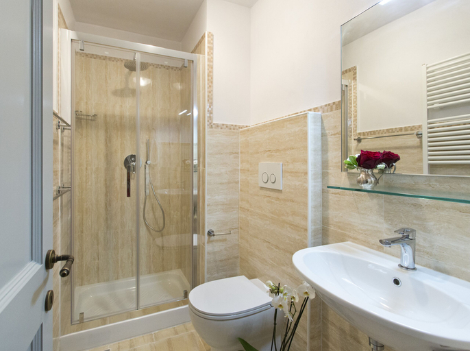 Bathroom 3, Palazzo Piccolomini, Siena