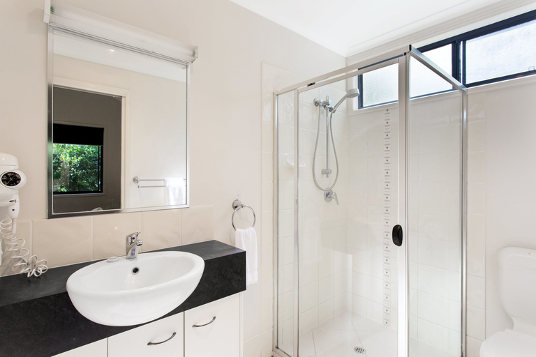 Bathroom 4, Landsborough Holiday Park, Caloundra - Rail Corridor