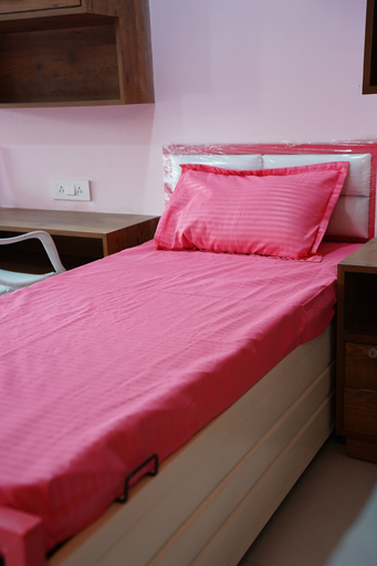 Room 2, LIVZO - PINK HOUSE, Ahmadabad