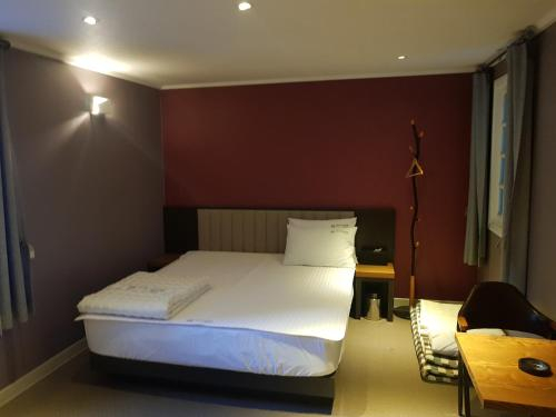 Others 2, Sunshine Motel, Suyeong