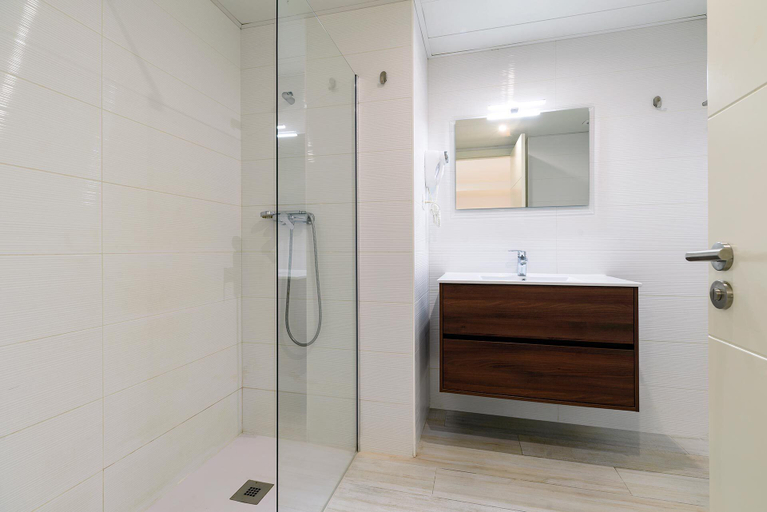 Bathroom 2, Castell Beach, Barcelona