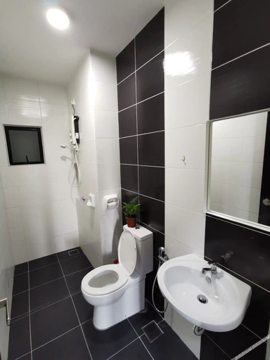 Bathroom 3, Bukit Indah Near Aeon and Legoland Johor with Netflix, Johor Bahru