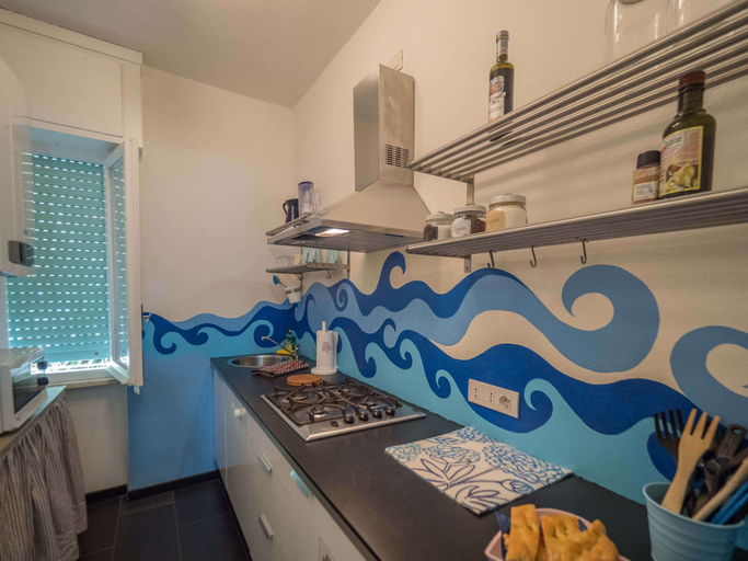 Private kitchen 4, Sciacchetrà Apartment with AC, La Spezia