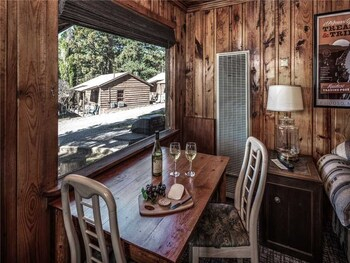 Others 5, Apache Village 4, King Studio, Midtown, Sleeps 2, Lincoln