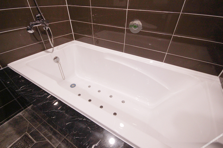Bathroom 3, Hotel Bandi, Jung