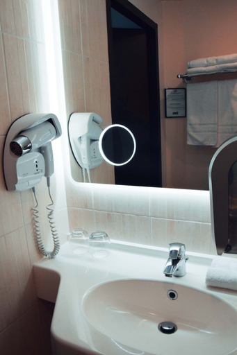 Bathroom 4, Brit Hotel Confort La Tour Blanche, Haute-Vienne