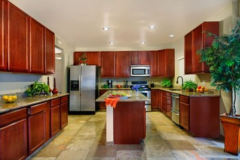 Others 2, Backyard Playground! Golf Sport Court & Hot Tub!, Maricopa
