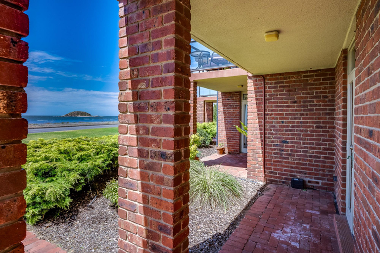 Others 4, By The Sea Beachfront Apartment + WiFi, Victor Harbor