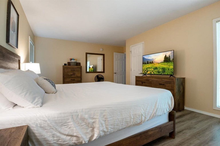 Room 2, Margaritaville Family House Next to Pool, Camden