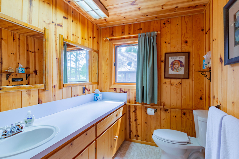 Bathroom 3, Lake Creek Lodge, Jefferson