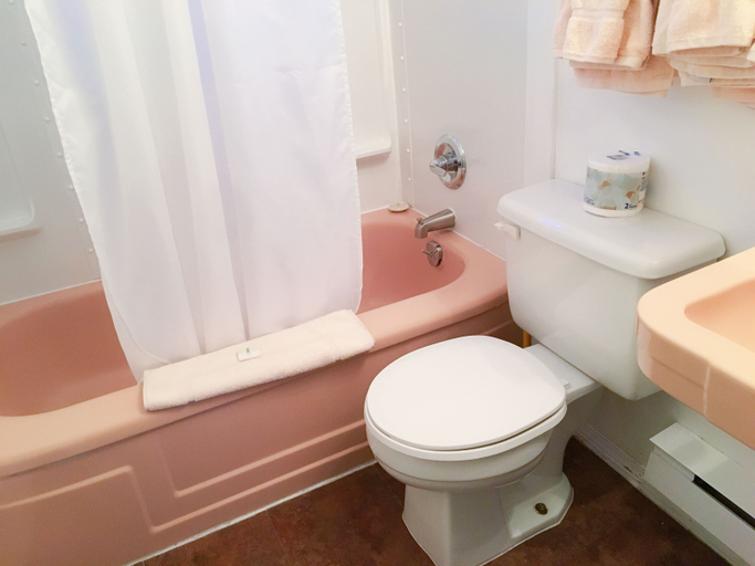 Bathroom 3, Canterbury Inn, East Kootenay