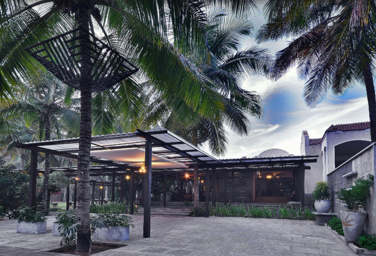Exterior & Views