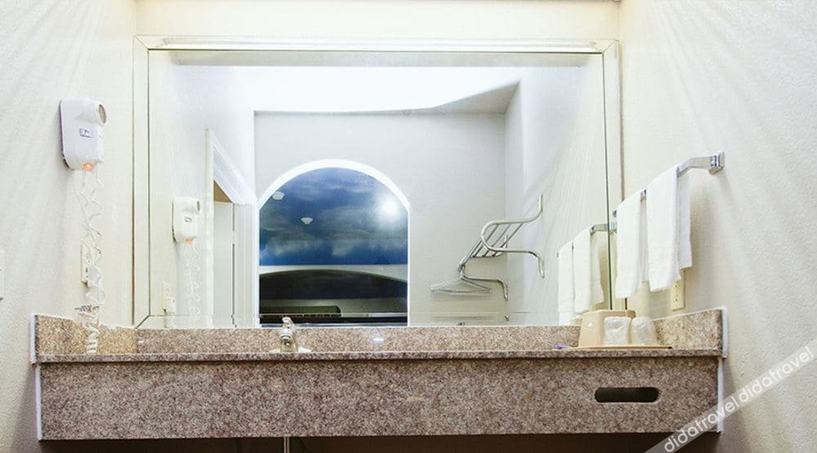 Bathroom, Badlands Hotel & Campground, Jackson