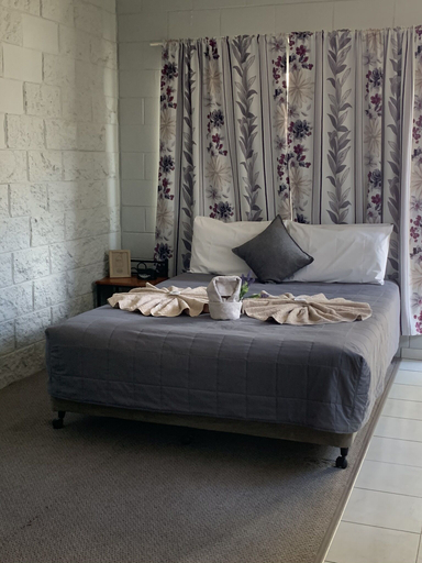 Bedroom 3, Hillview Motel, Charters Towers
