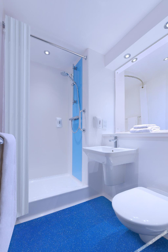 Bathroom, Travelodge Harrogate West Park, North Yorkshire