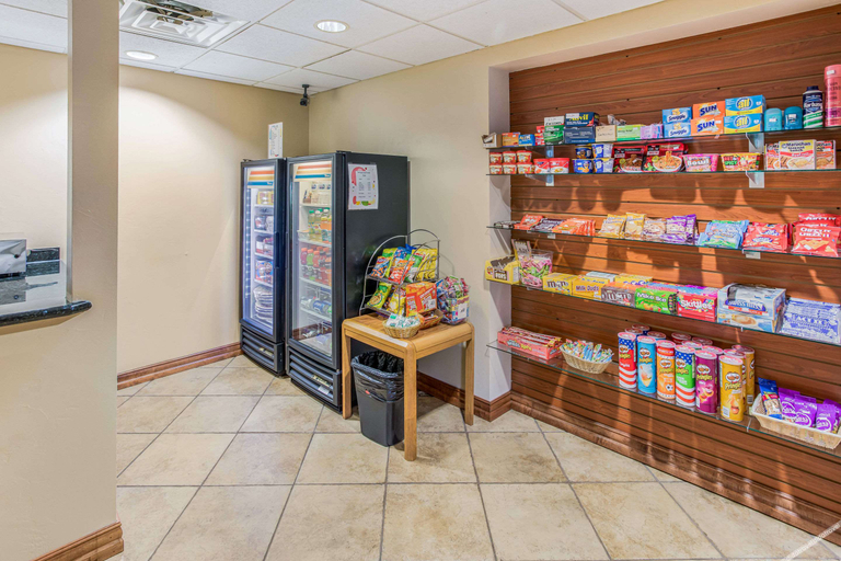 Food & Drinks 5, Quality Inn & Suites Green Bay Downtown, Brown