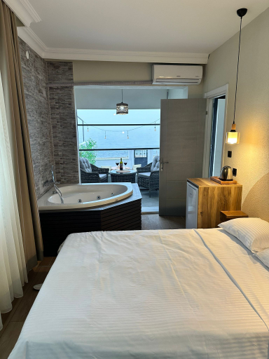 Others 3, Kingway Suite, Merkez
