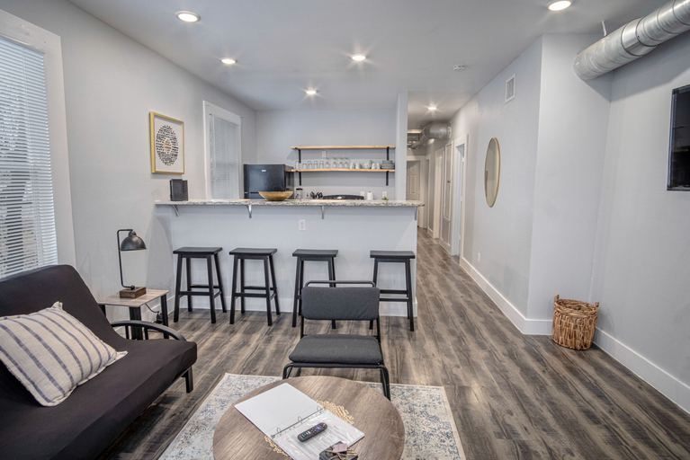 Others 5, Impressive Cozy Historic 3BR Apt 101 Near Downtown, Bexar