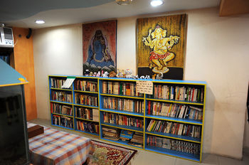 Library 5, Baba Guest House, Varanasi