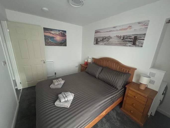 Bedroom 2, Chloes Holiday Apartments, Highland
