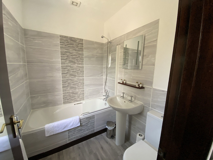Bathroom 3, The Griffin Inn, Powys