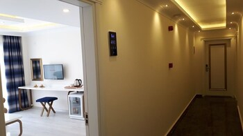 Others 2, Mavili Suites, Merkez