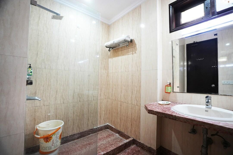 Bathroom, Hotel S & B East Inn, Delhi
