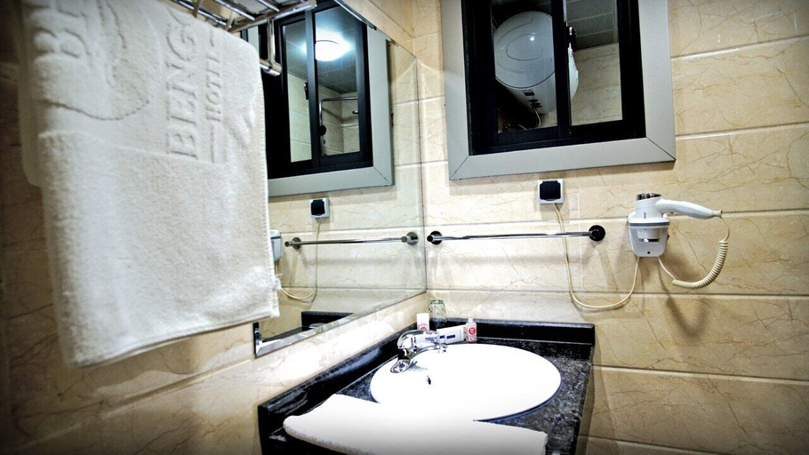 Bathroom 3, BENGO HOTEL, Mvila