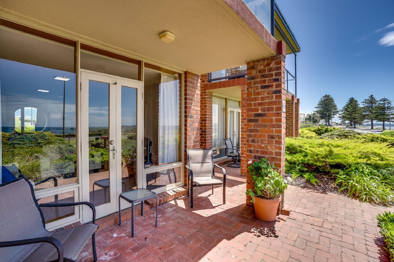 Others 5, By The Sea Beachfront Apartment + WiFi, Victor Harbor