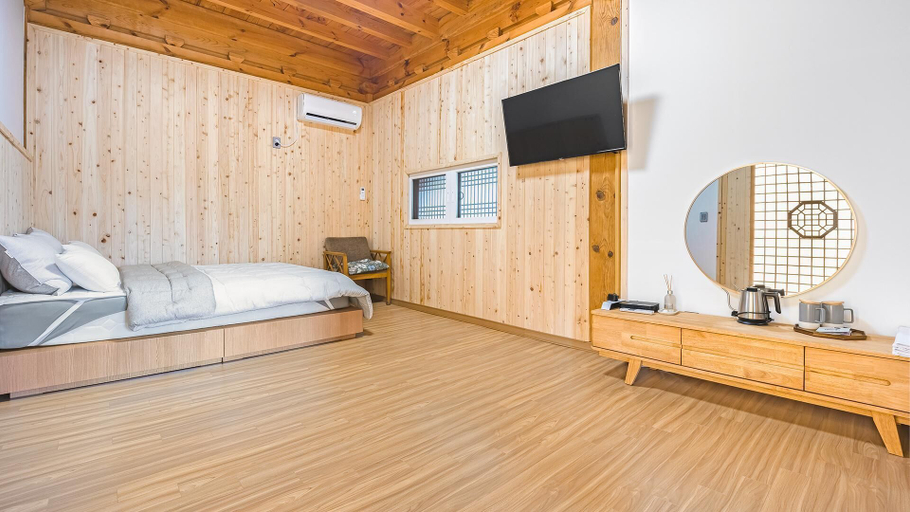 Bedroom 2, Gangneung Booyoonok Hanok Pension, Gangneung