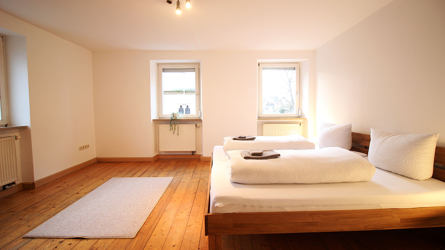 Others 4, Ferienwohnung am Wasserschloss 1-3, Würzburg