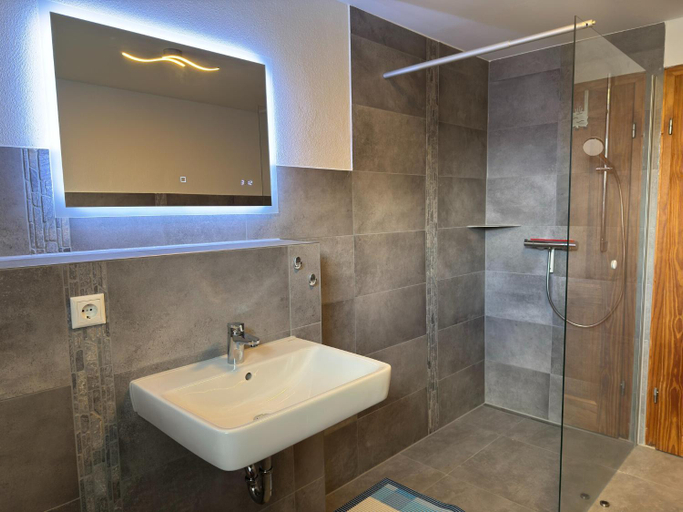 Bathroom 3, Ruhiges Ferienhaus in Zingst-Urlaub nahe am Strand, Vorpommern-Rügen