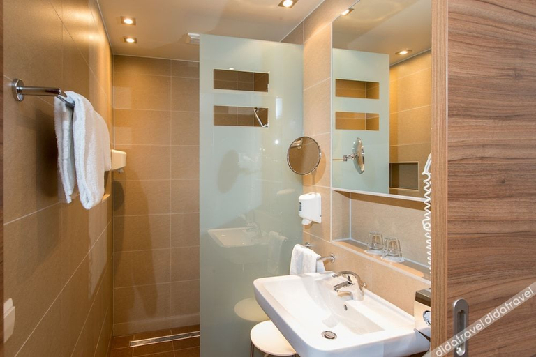 Bathroom 5, Hotel Süd Graz, Graz