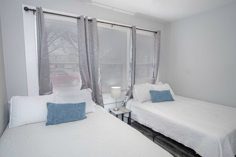 Others 3, Impressive Cozy Historic 3BR Apt 101 Near Downtown, Bexar