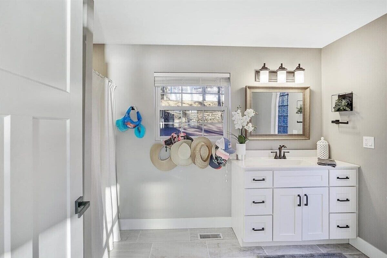 Bathroom 2, The Kelley's Lakefront Escape Loto, Camden