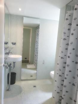 Bathroom 4, L'otel Budget Accommodation, Sydney