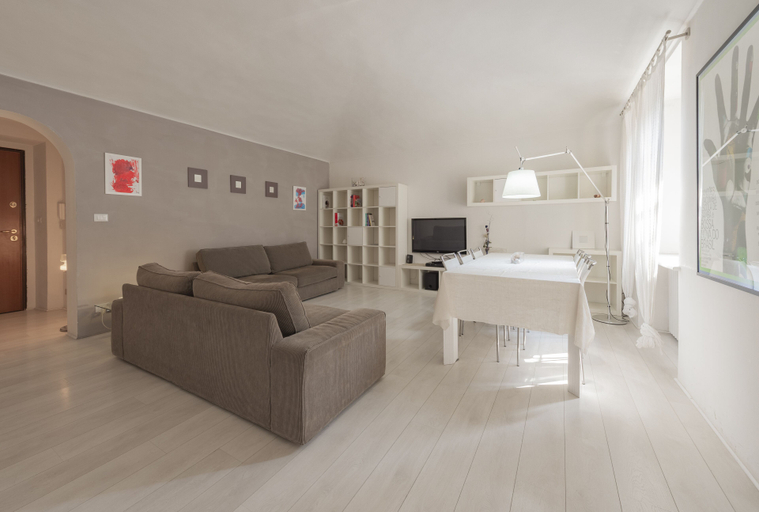 Others 3, Porta Nuova Apt X6 with Balcony, Torino