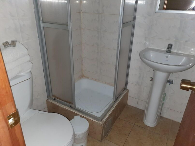 Bathroom 4, Hotel Nikyasan, Antofagasta