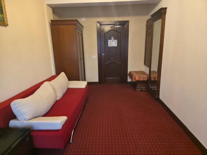 Others 2, Hotel Select, Livadia