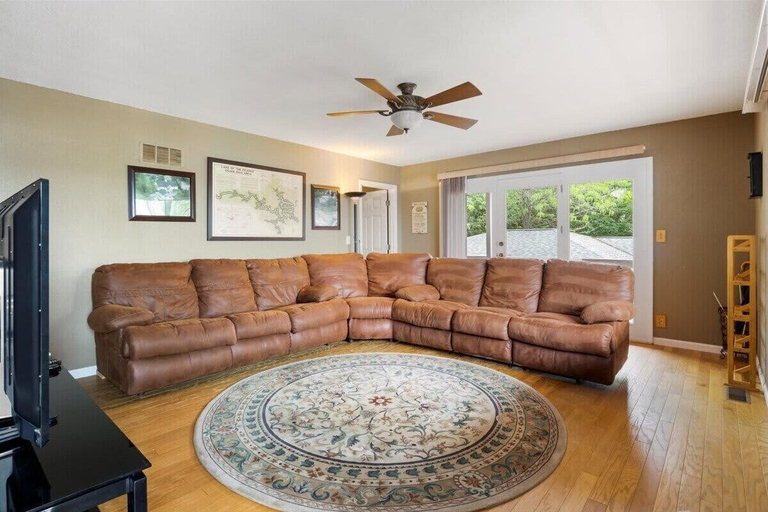 Living area 5, Lakeview Manor With Historic Charm and Serene Waters, Camden