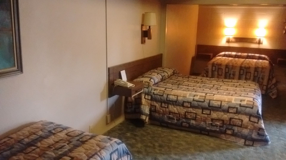 Bedroom 2, Cedar Inn, Red Willow
