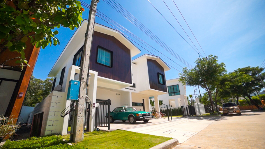 Exterior & Views