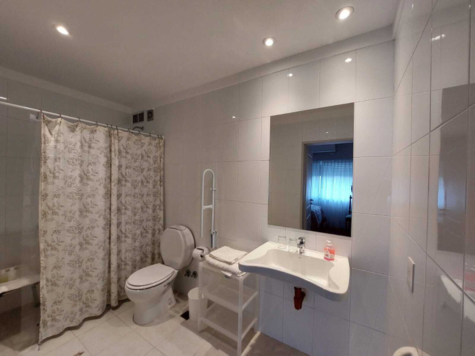 Bathroom 3, Rawson 3840, San Isidro