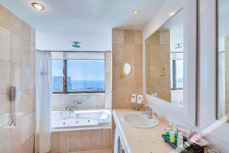 Bathroom 4, Melia Cohiba, Plaza de la Revolución