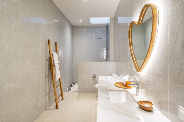 Bathroom 2, Kubung 2- Villa 2BDR in Canggu with PS5 & Netflix!, Badung