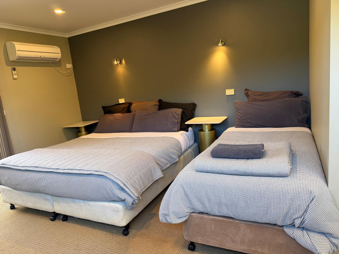 Bedroom 2, Motel Strahan, West Coast