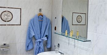 Others 5, Hotel Maillot, Hauts-de-Seine