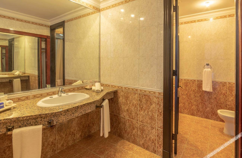Bathroom 4, Hotel Roc Presidente, Plaza de la Revolución