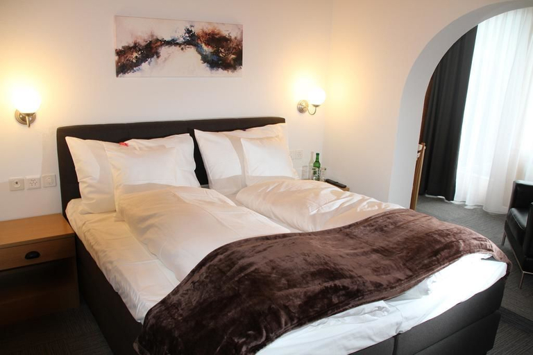 Others 3, Hotel Sonnenhalde, Albula