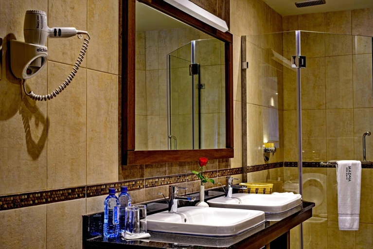 Bathroom 4, Magna Hotel and Suites, Westlands
